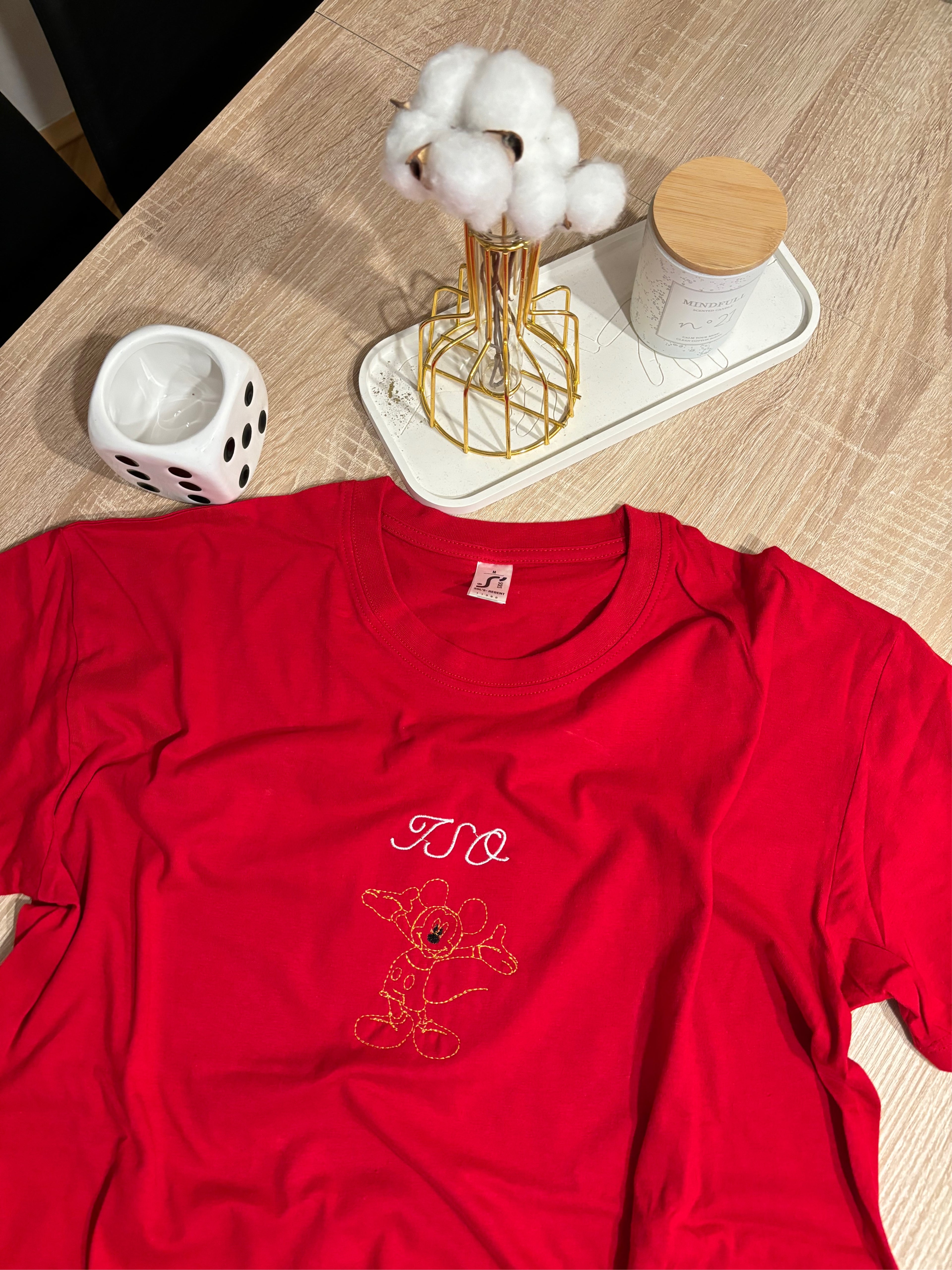 Majica s minimalističkim vezom “Iso miki”